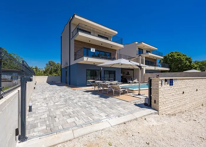 Villa Bay II Near Medulin For 9 People With Heated Pool - Playground & Whirpool Only 100 Meters From The Beach