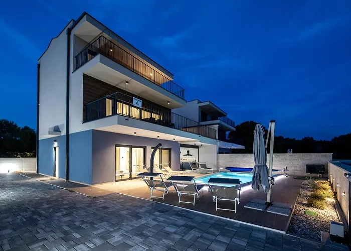 Villa Bay II Near Medulin For 9 People With Heated Pool - Playground & Whirpool Only 100 Meters From The Beach