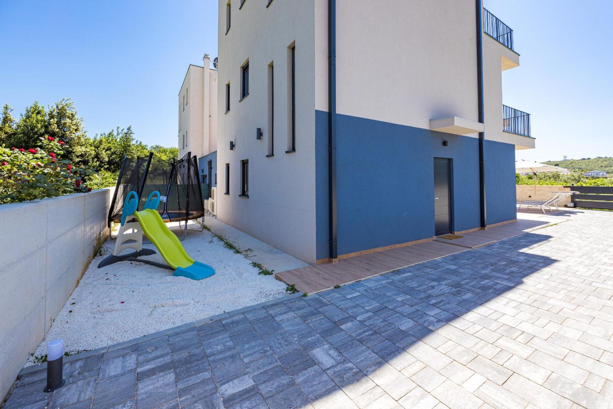 Bay Ii Near Medulin For 9 People With Heated Pool - Playground & Whirpool Only 100 Meters From The *