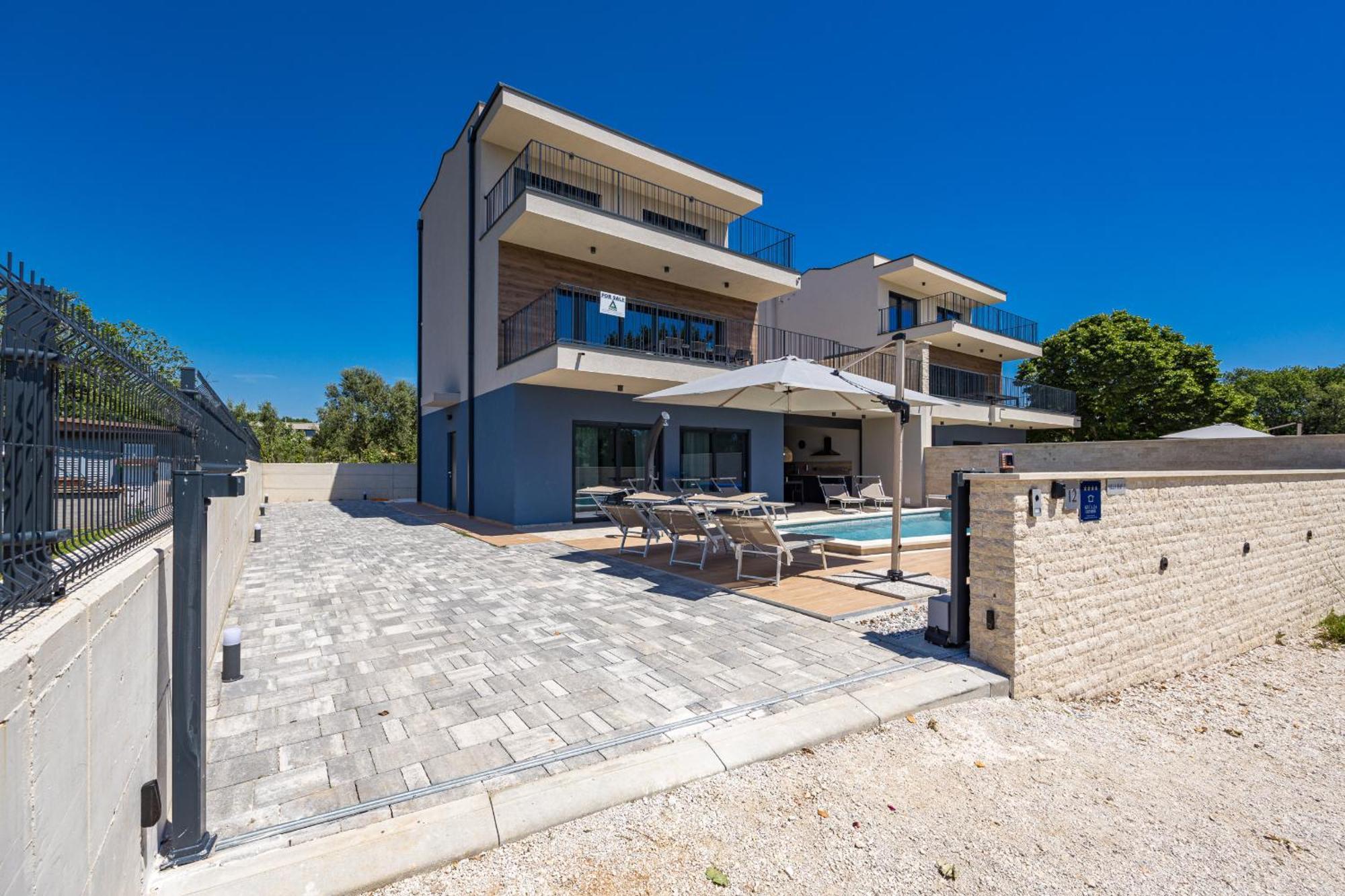 Vila Bay Ii Near Medulin For 9 People With Heated Pool - Playground & Whirpool Only 100 Meters From The