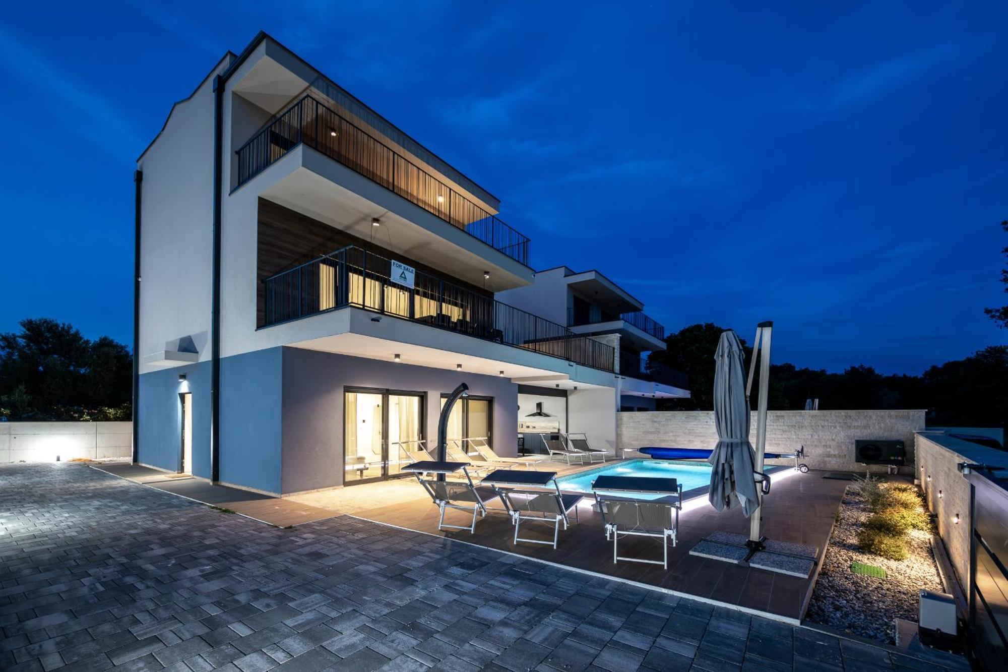 Bay Ii Near Medulin For 9 People With Heated Pool - Playground & Whirpool Only 100 Meters From The Villa *