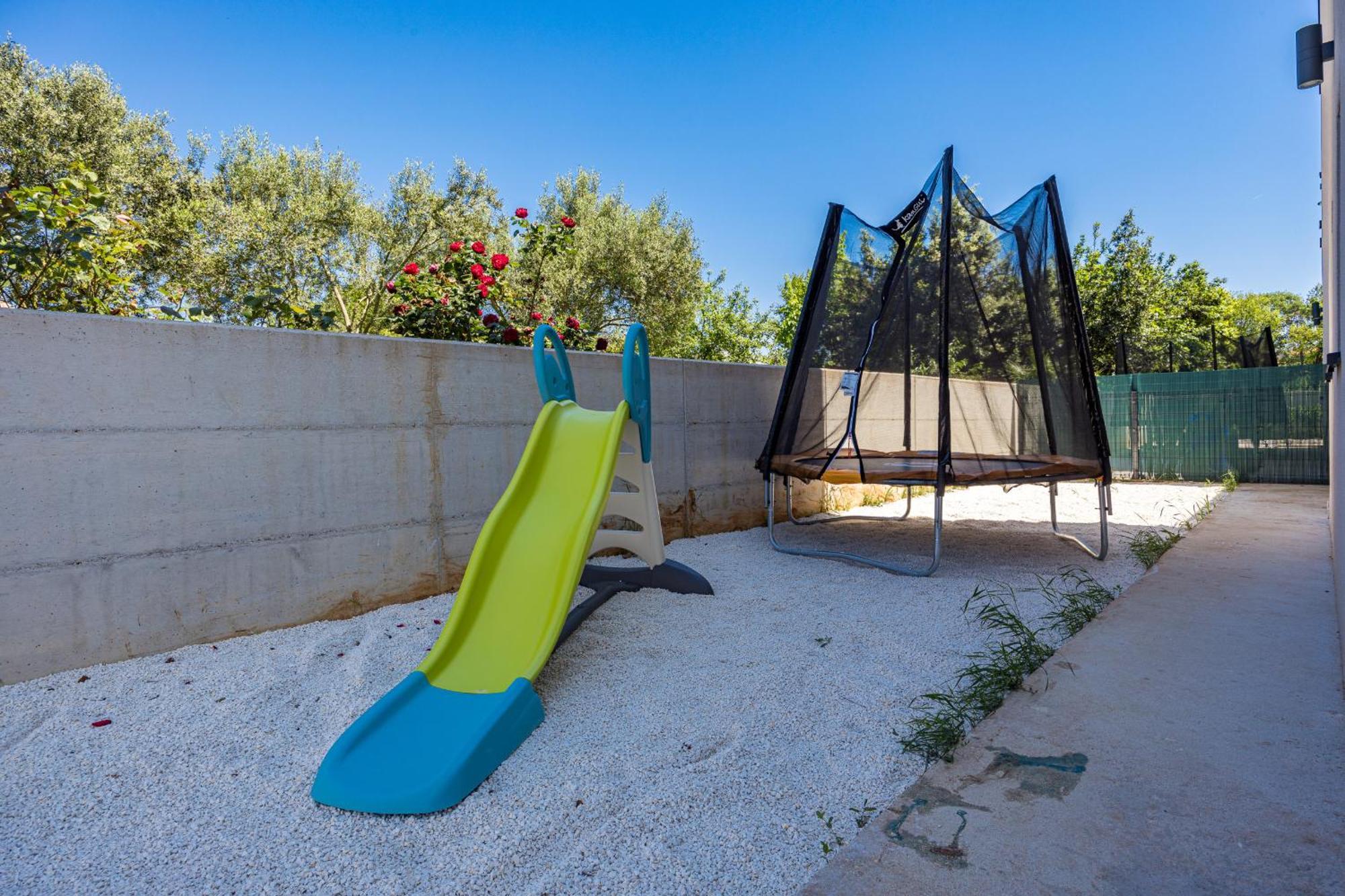 Bay Ii Near Medulin For 9 People With Heated Pool - Playground & Whirpool Only 100 Meters From The Villa Banjole