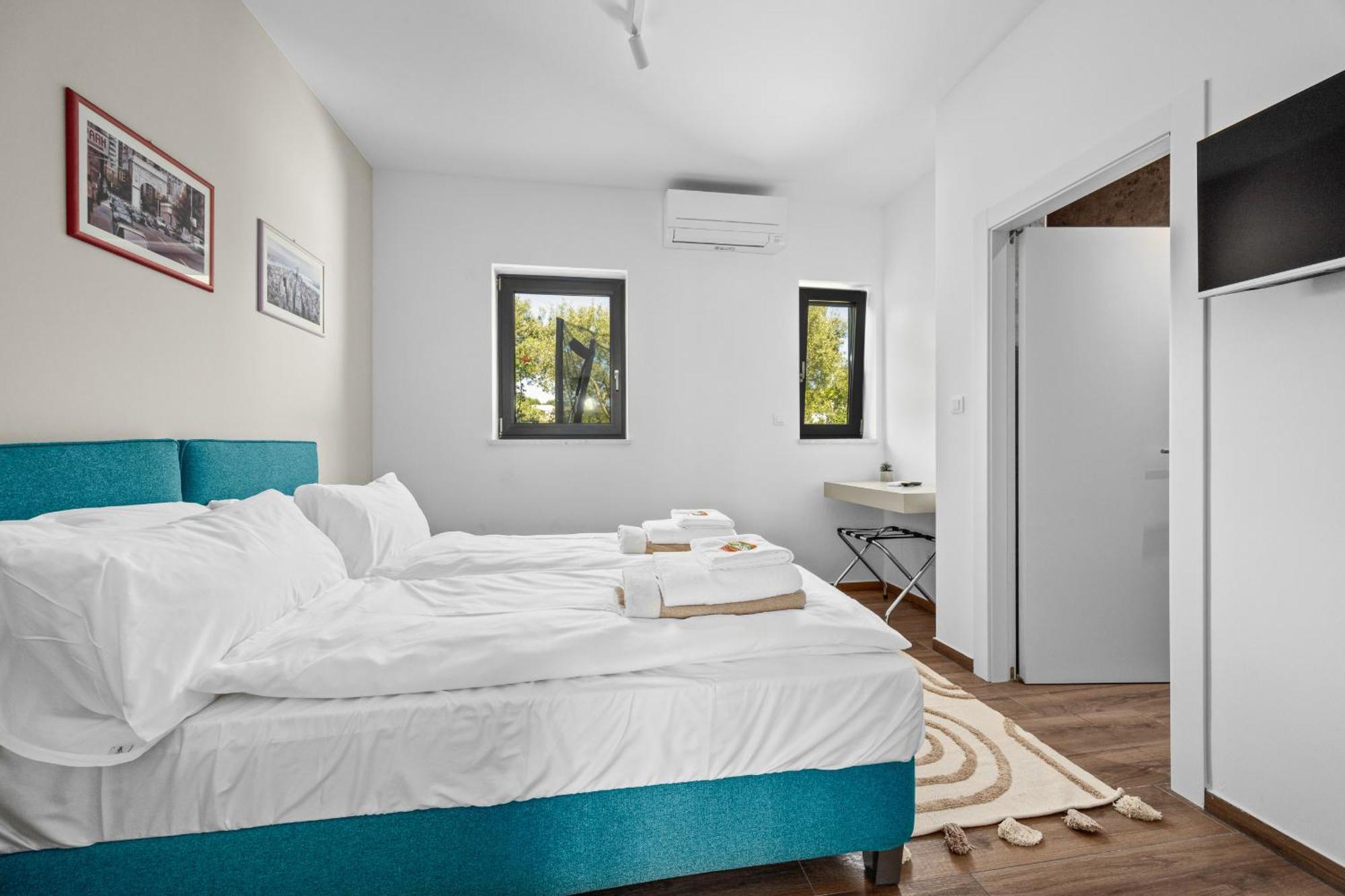 Bay Ii Near Medulin For 9 People With Heated Pool - Playground & Whirpool Only 100 Meters From The Banjole