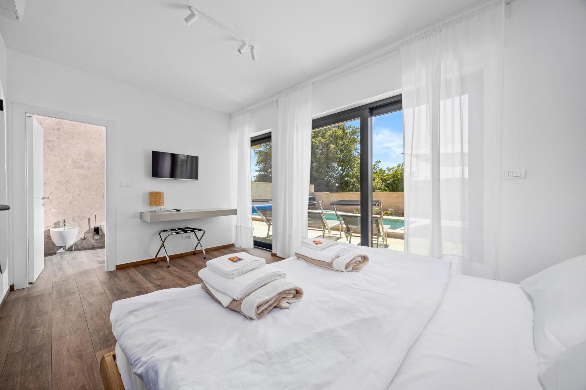 Bay Ii Near Medulin For 9 People With Heated Pool - Playground & Whirpool Only 100 Meters From The *