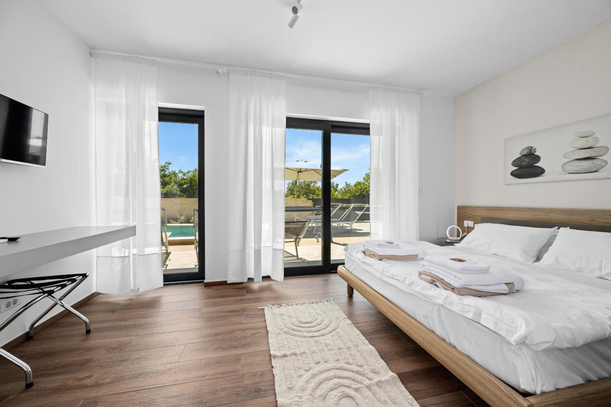 Bay Ii Near Medulin For 9 People With Heated Pool - Playground & Whirpool Only 100 Meters From The Banjole