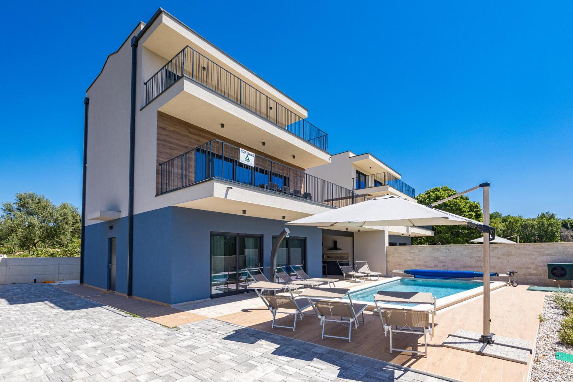 Villa Bay Ii Near Medulin For 9 People With Heated Pool - Playground & Whirpool Only 100 Meters From The *