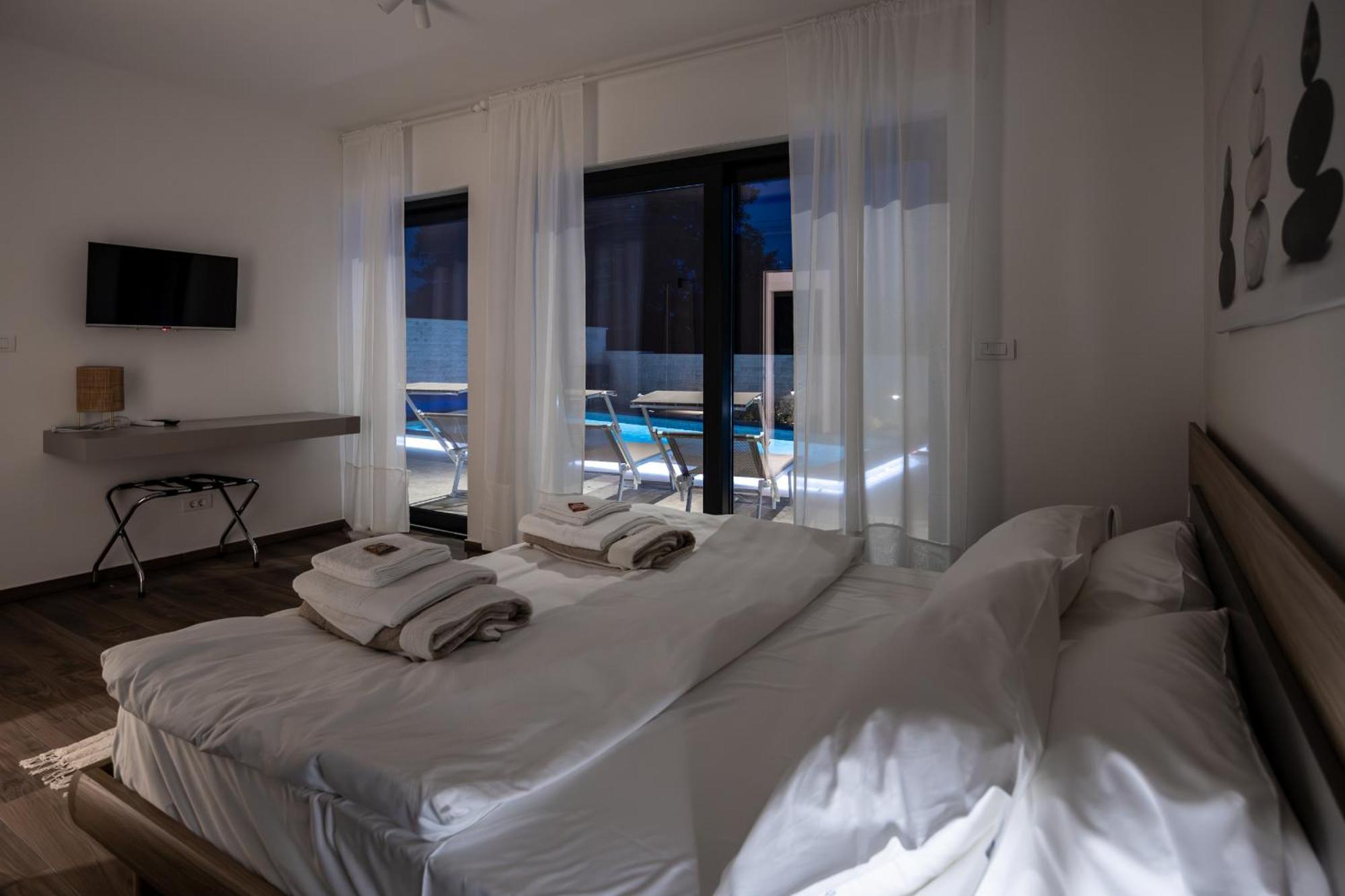 Vila Bay Ii Near Medulin For 9 People With Heated Pool - Playground & Whirpool Only 100 Meters From The