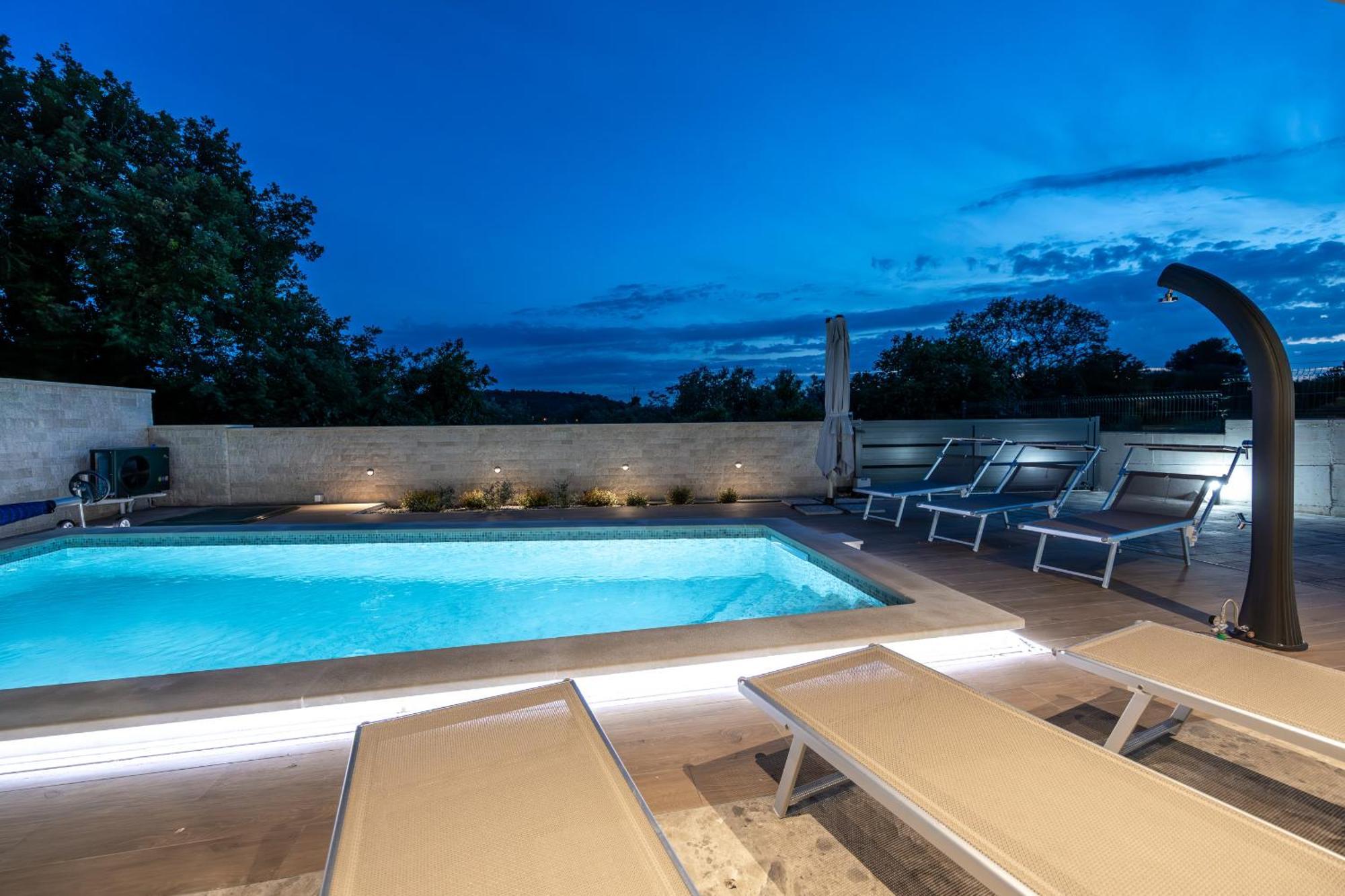 Bay Ii Near Medulin For 9 People With Heated Pool - Playground & Whirpool Only 100 Meters From The *