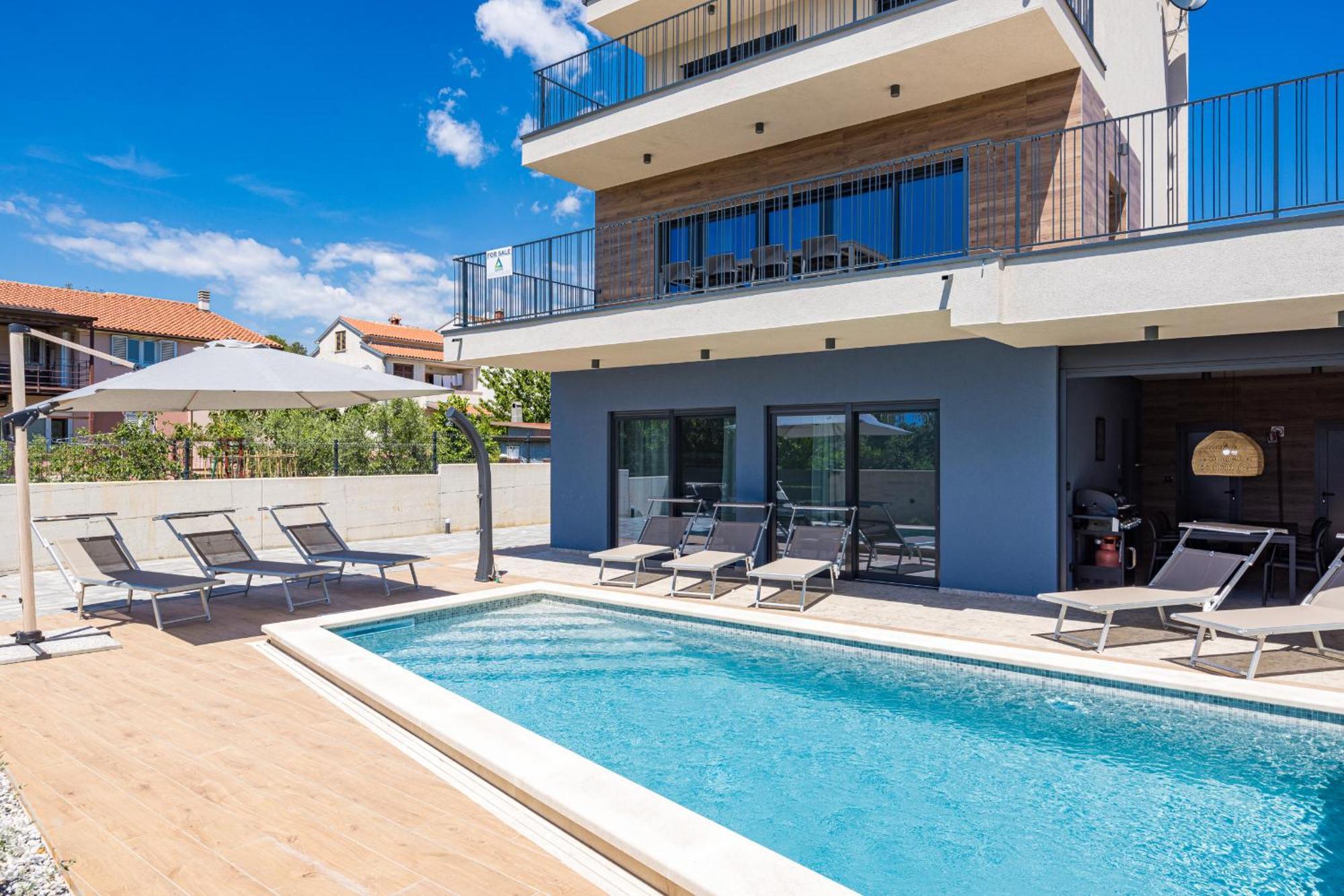 Bay Ii Near Medulin For 9 People With Heated Pool - Playground & Whirpool Only 100 Meters From The Villa Banjole