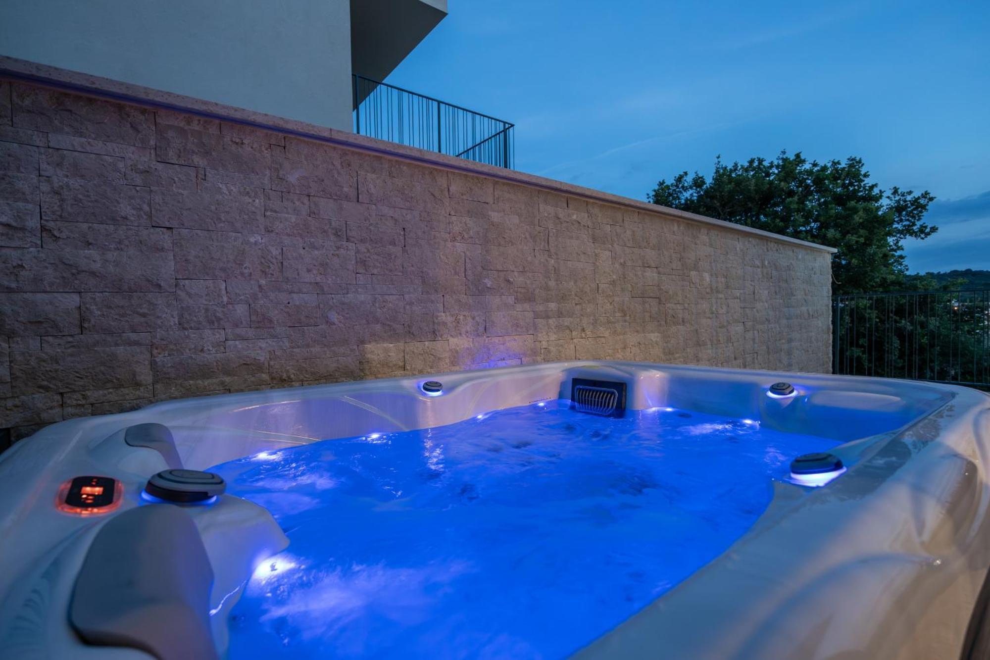 Bay Ii Near Medulin For 9 People With Heated Pool - Playground & Whirpool Only 100 Meters From The *