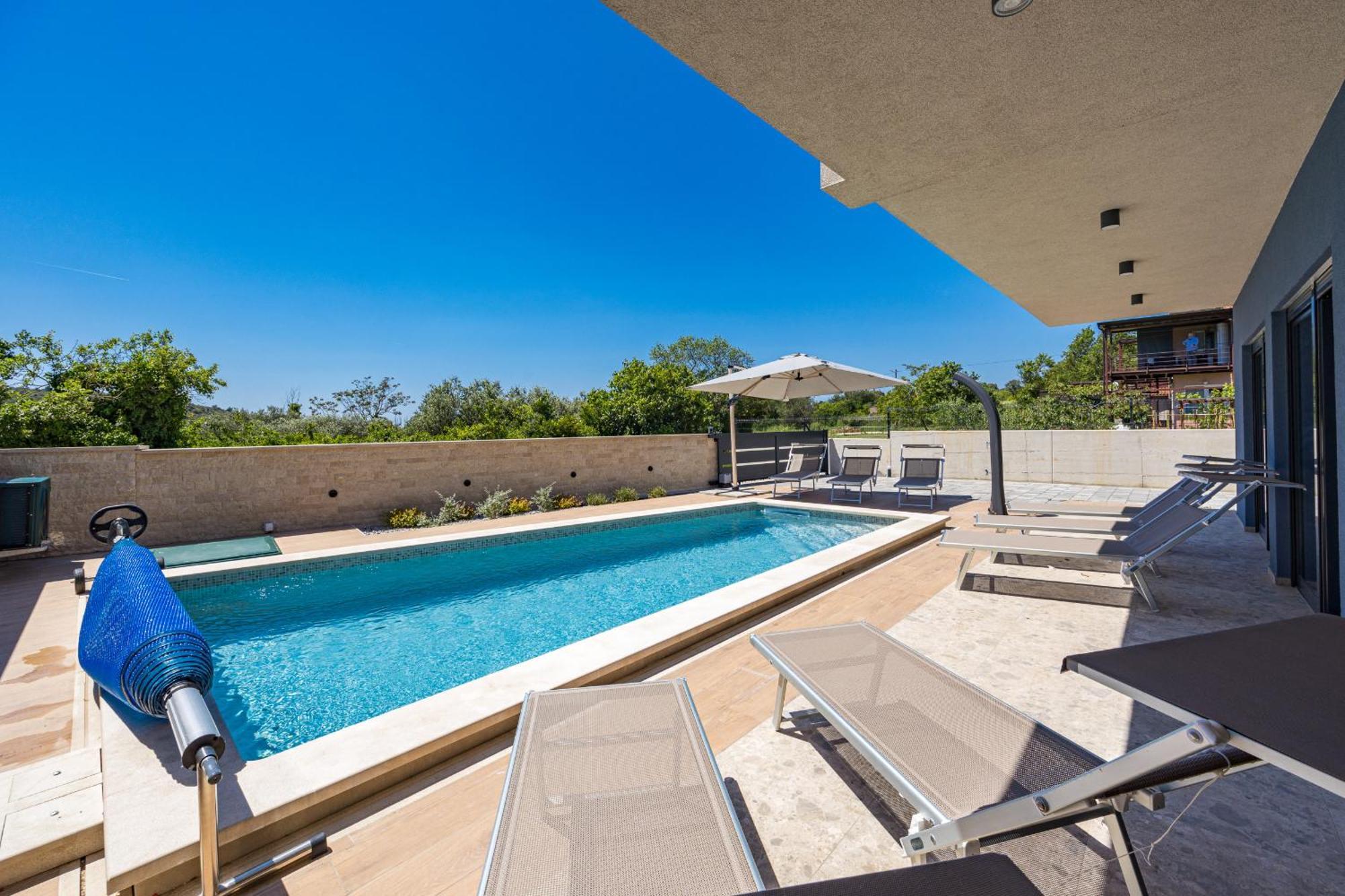 Bay Ii Near Medulin For 9 People With Heated Pool - Playground & Whirpool Only 100 Meters From The Banjole