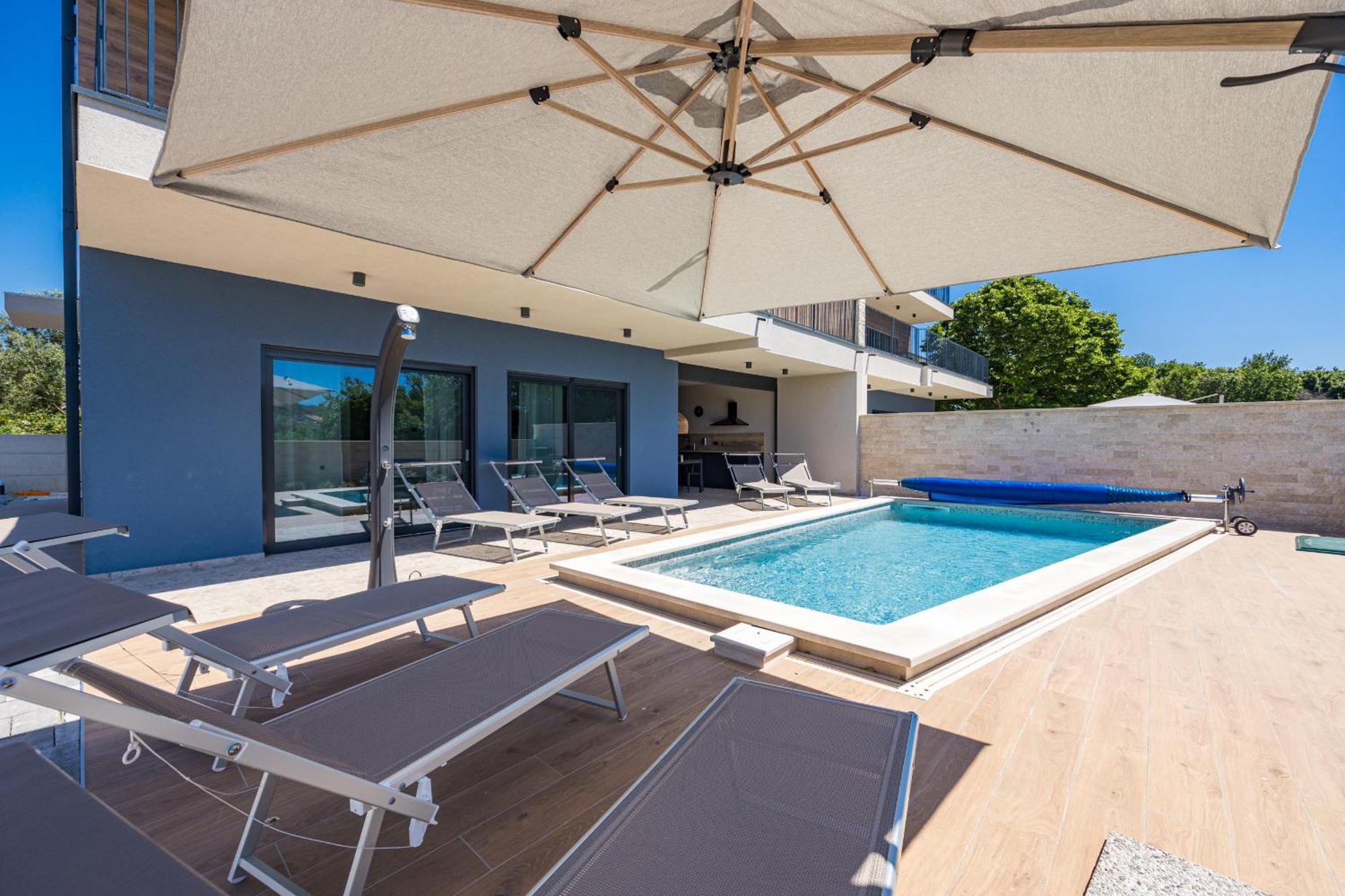 Bay Ii Near Medulin For 9 People With Heated Pool - Playground & Whirpool Only 100 Meters From The