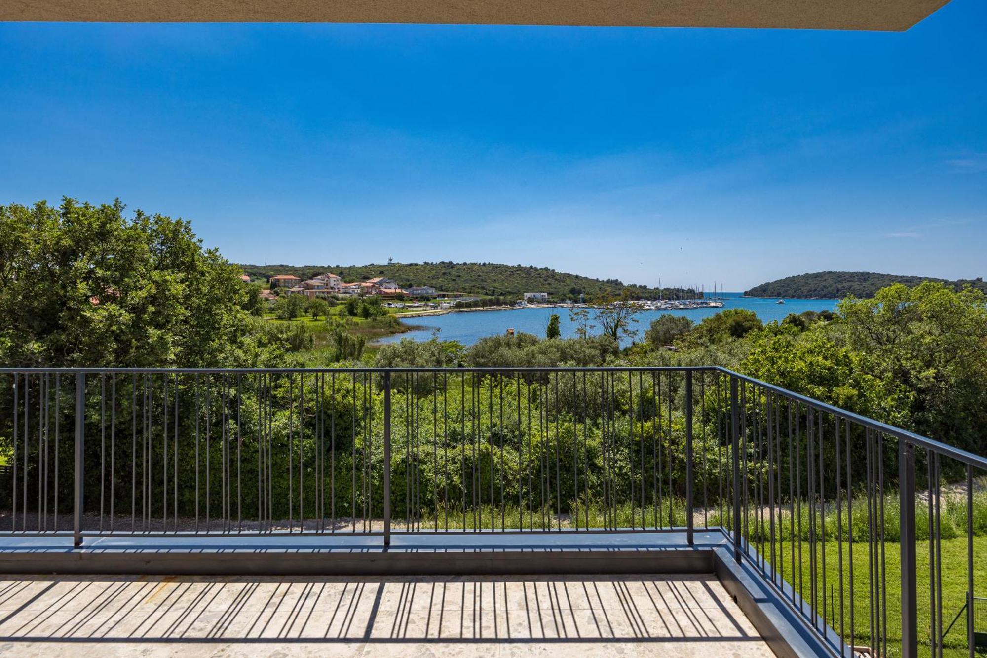 Bay Ii Near Medulin For 9 People With Heated Pool - Playground & Whirpool Only 100 Meters From The *