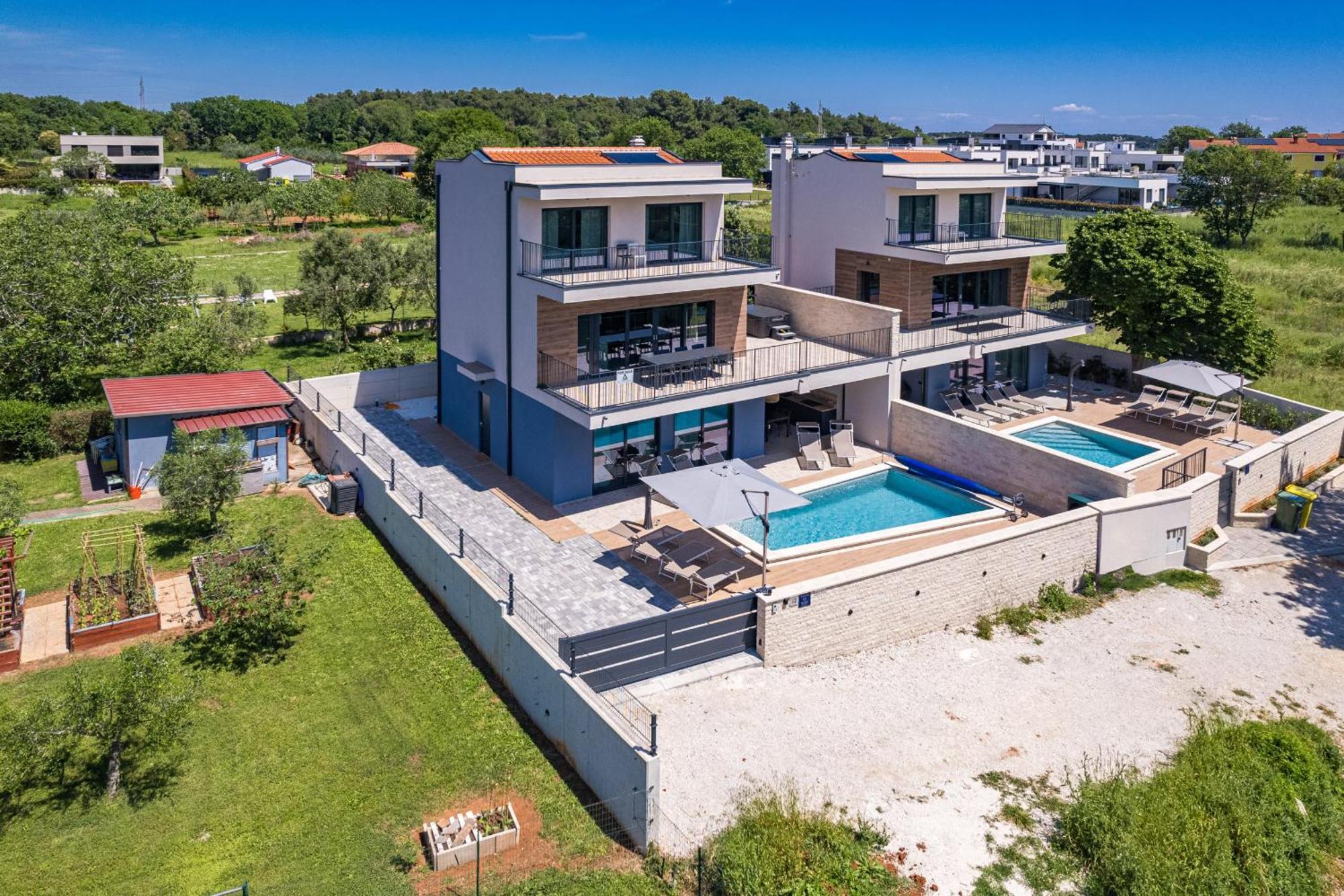 Bay Ii Near Medulin For 9 People With Heated Pool - Playground & Whirpool Only 100 Meters From The Banjole